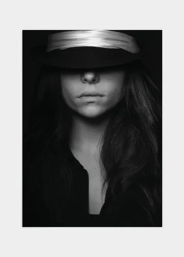 Woman portrait poster - 70x100: Ett vemodigt uttryck i svartvitt