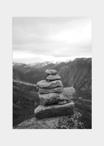 Vackra stenar på en dramatisk himmel på Norway stones poster 70x100