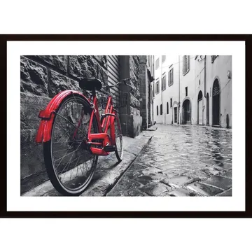 En bild av en röd cykel i en gammal stad