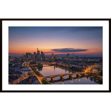Frankfurt Skyline vid solnedgången affisch: det perfekta komplementet till ditt hem