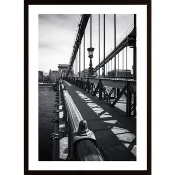 Bridge Poster: Ett klassiskt fotografi i ljusa och m&ouml;rka toner