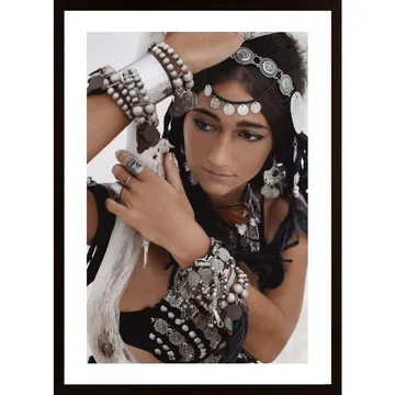 Tribal Woman Poster - Ett slående porträtt med djupa färger
