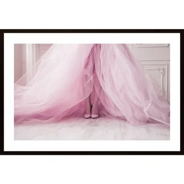 Pink Dress And Shoes Poster: En ikonisk poster med stil och elegans
