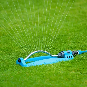 Flopro Cascade oscillerande vattenspridare för optimal bevattning i trädgården